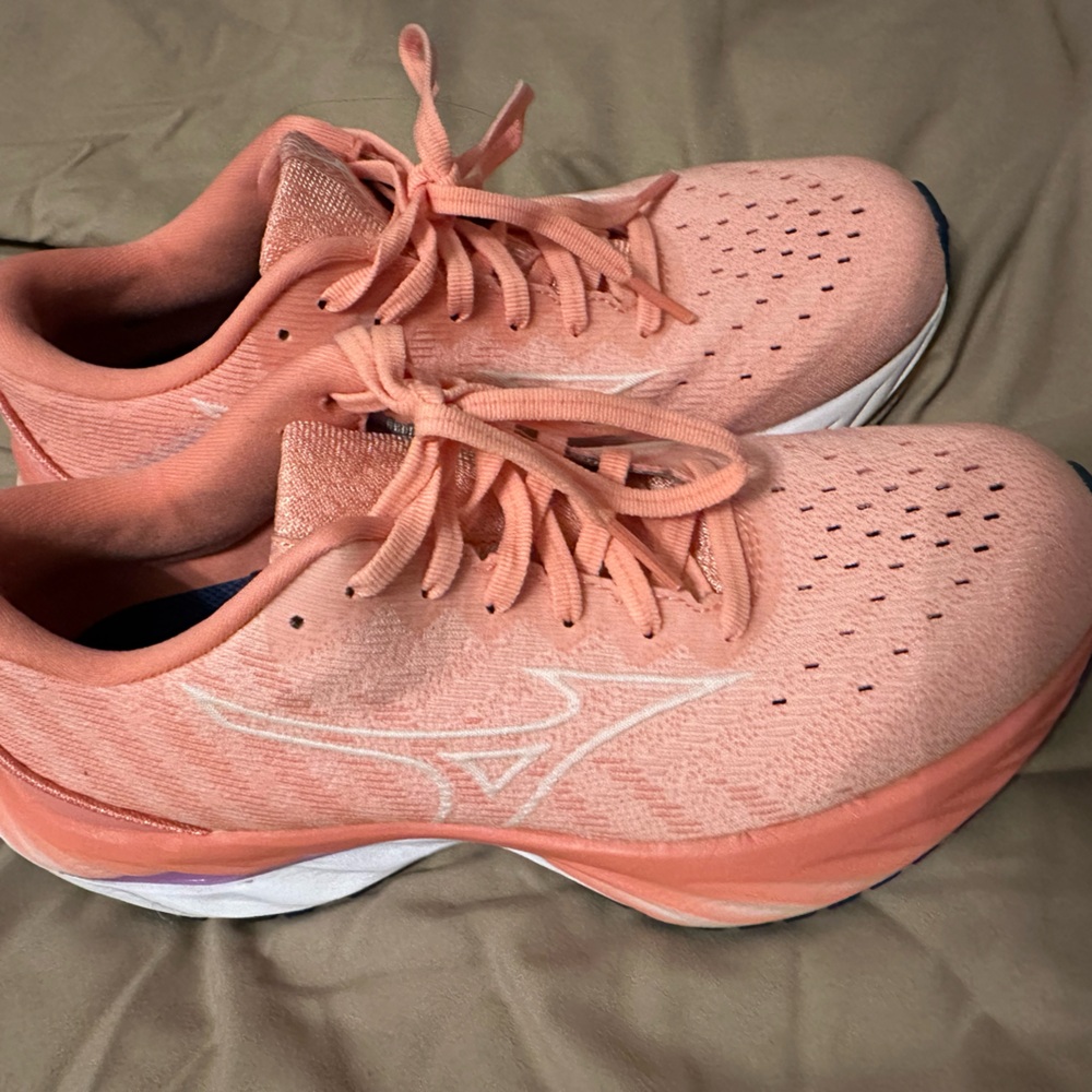 Mizuno size 7 worn a few times peach color